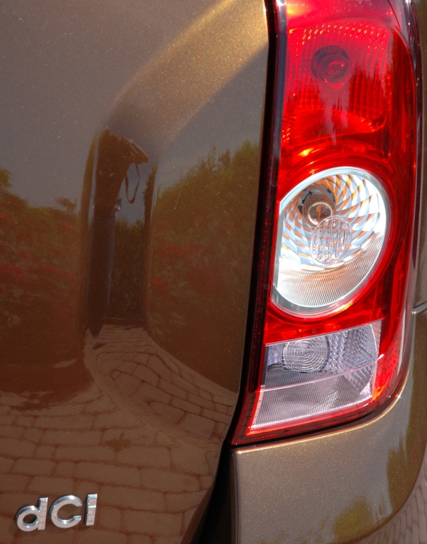 Dacia Duster: Leuchteinheit hinten mit dCi-Turbodiesel-Schriftzug.