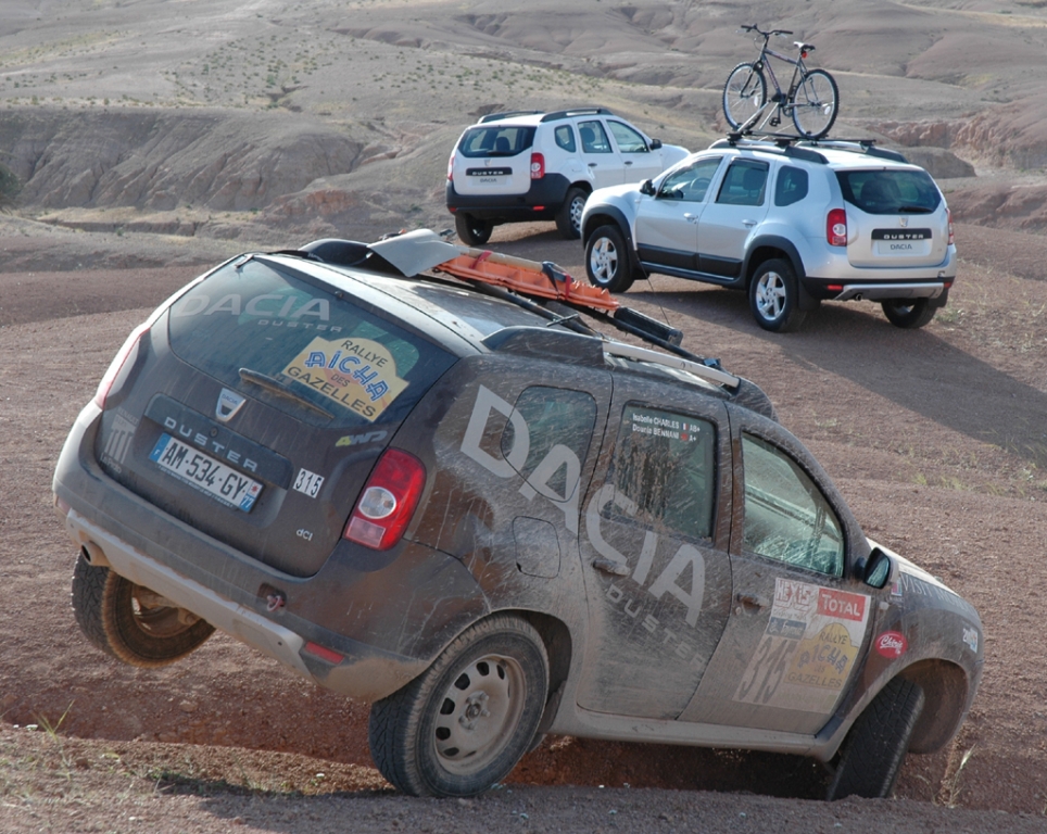 Dacia Duster: Vorn die Rallye-, hinten die Serienvarianten.