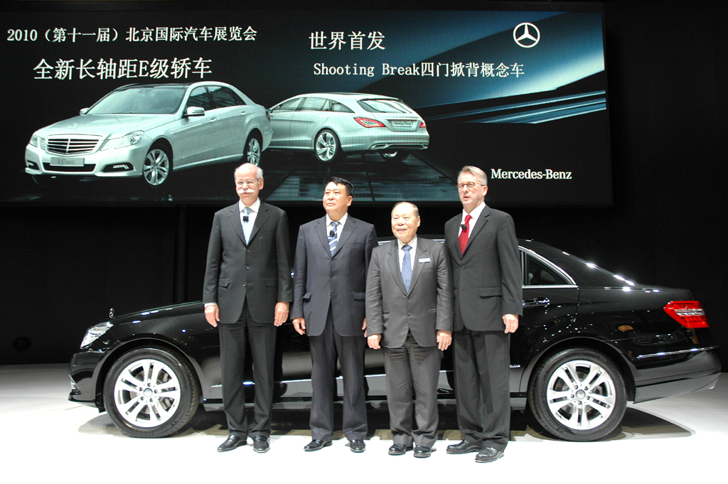 Daimler/Mercedes-Chef Dieter Zetsche (links) und Nordostasien-Statthalter Ulrich Walker (rechts) mit chinesischen Partnern vor der verlängerten E-Klasse. 