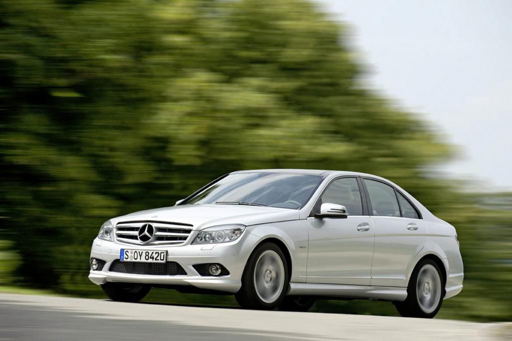 Den C 220 CDI BlueEFFICIENCY gibt es künftig mit ECO-Start-Stopp-Funktion und Sechsgang-Schaltgetriebe. Bisher schon beispielhaft sparsam, verbraucht er damit nur 4,4 Liter auf 100 Kilometer.
