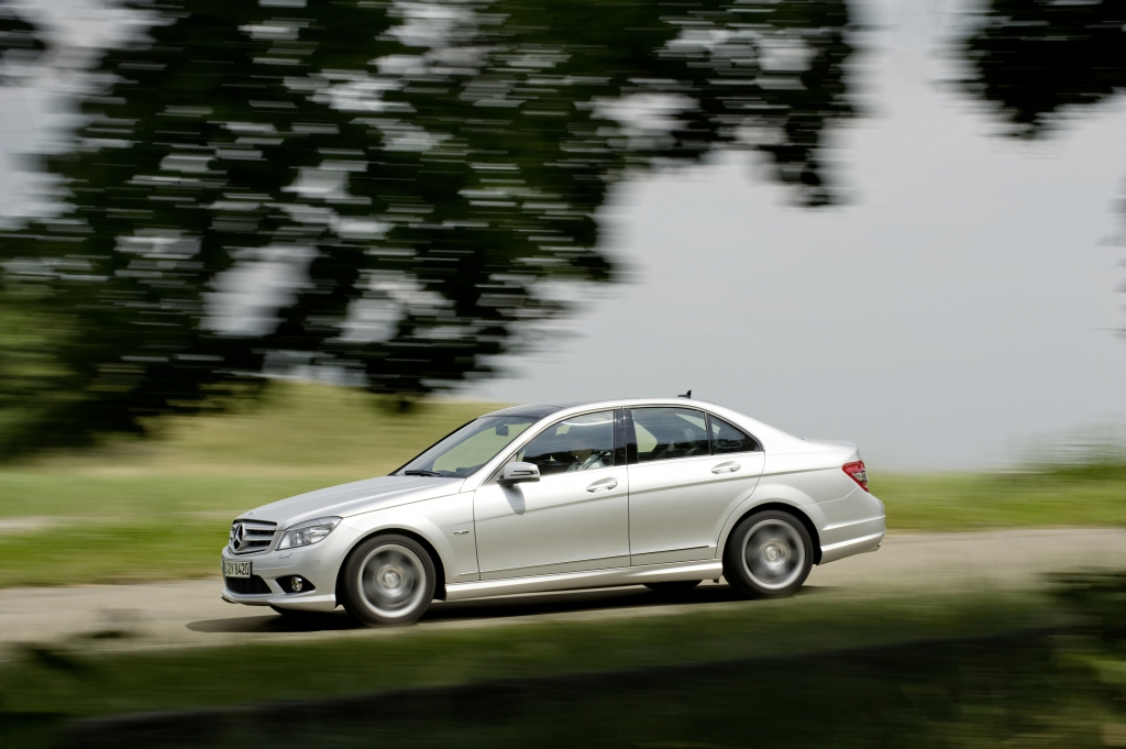 Den C 220 CDI BlueEFFICIENCY gibt es künftig mit ECO-Start-Stopp-Funktion und Sechsgang-Schaltgetriebe. Bisher schon beispielhaft sparsam, verbraucht er damit nur 4,4 Liter auf 100 Kilometer.