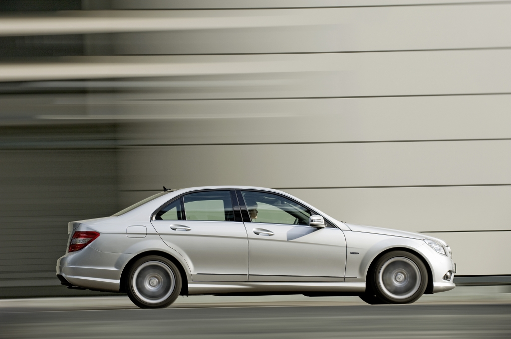 Den C 220 CDI BlueEFFICIENCY gibt es künftig mit ECO-Start-Stopp-Funktion und Sechsgang-Schaltgetriebe. Bisher schon beispielhaft sparsam, verbraucht er damit nur 4,4 Liter auf 100 Kilometer.