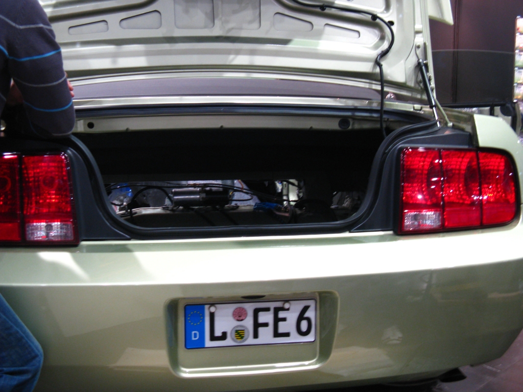 Der Innenraum der 2006er Cabriovariante in Grün metallic wird während der AMICOM komplett neu gestaltet, angefangen beim Kofferraum bis zu den Spiegeldreiecken