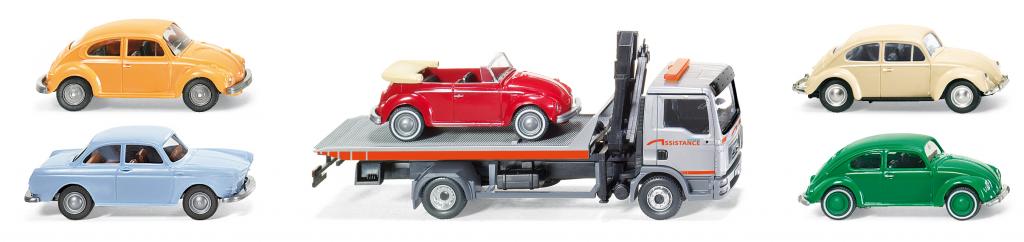 Der MAN TGL von Wiking kommt als Abschleppwagen mit verschiedenen Oldtimern zur Auslieferung. 