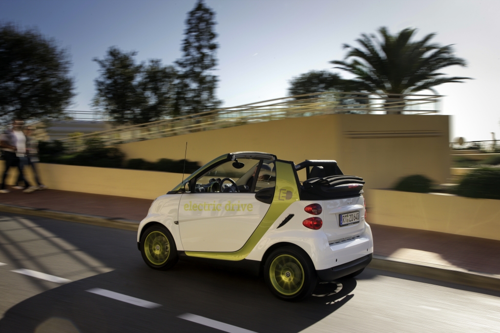 Der Ministerpräsident von Baden-Württemberg Stefan Mappus fuhr bei seinem Besuch der Hannover Messe im smart fortwo electric drive vor und zeigte sich nach seiner ersten Fahrt in einem Elektroauto begeistert.