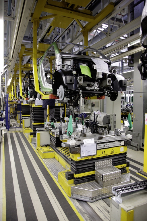 Der Ministerpräsident von Baden-Württemberg Stefan Mappus fuhr bei seinem Besuch der Hannover Messe im smart fortwo electric drive vor und zeigte sich nach seiner ersten Fahrt in einem Elektroauto begeistert.