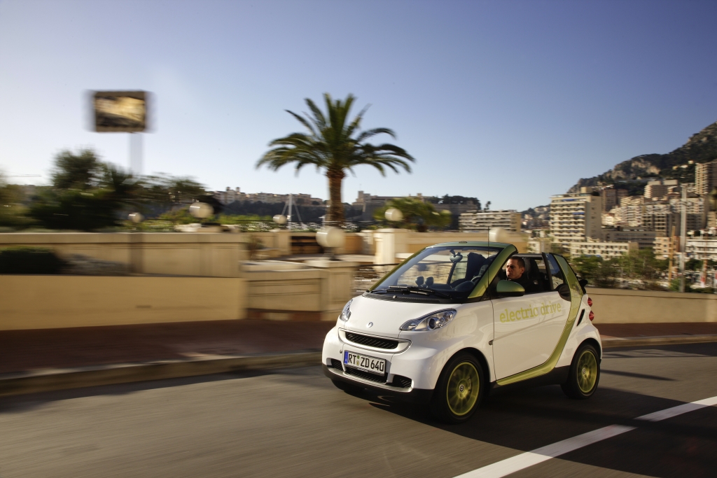 Der Ministerpräsident von Baden-Württemberg Stefan Mappus fuhr bei seinem Besuch der Hannover Messe im smart fortwo electric drive vor und zeigte sich nach seiner ersten Fahrt in einem Elektroauto begeistert.