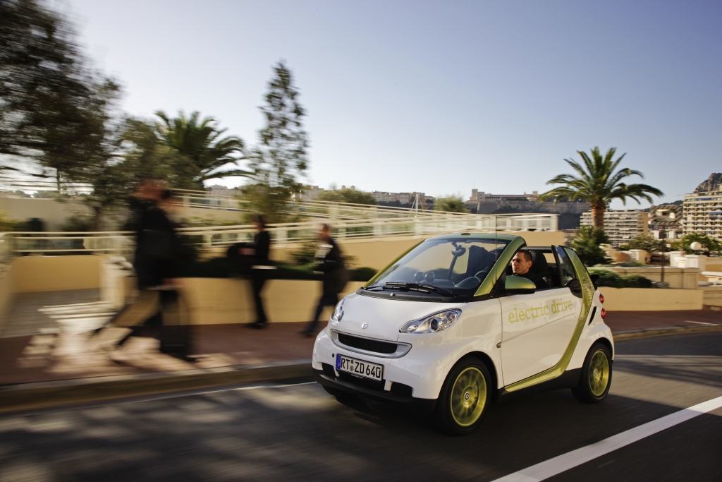 Der Ministerpräsident von Baden-Württemberg Stefan Mappus fuhr bei seinem Besuch der Hannover Messe im smart fortwo electric drive vor und zeigte sich nach seiner ersten Fahrt in einem Elektroauto begeistert.