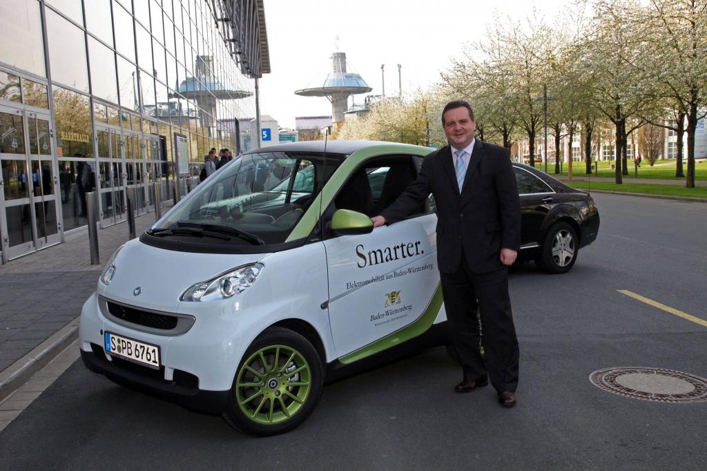 Der Ministerpräsident von Baden-Württemberg Stefan Mappus fuhr bei seinem Besuch der Hannover Messe im smart fortwo electric drive vor und zeigte sich nach seiner ersten Fahrt in einem Elektroauto begeistert.