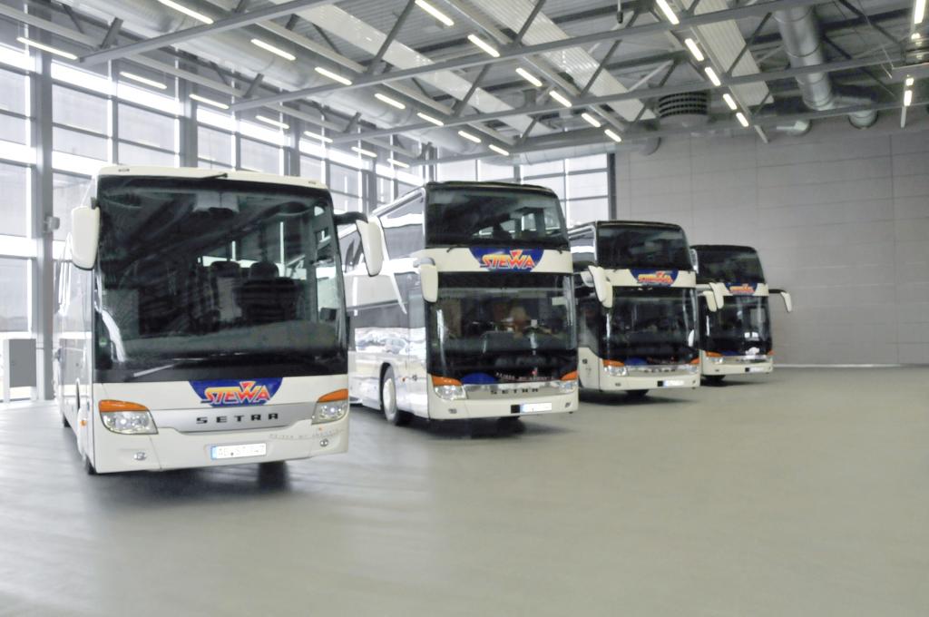 Die neuen Setra der STEWA-Flotte: S 415 GT-HD mit Bistrobereich (links) und drei S 431 DT.