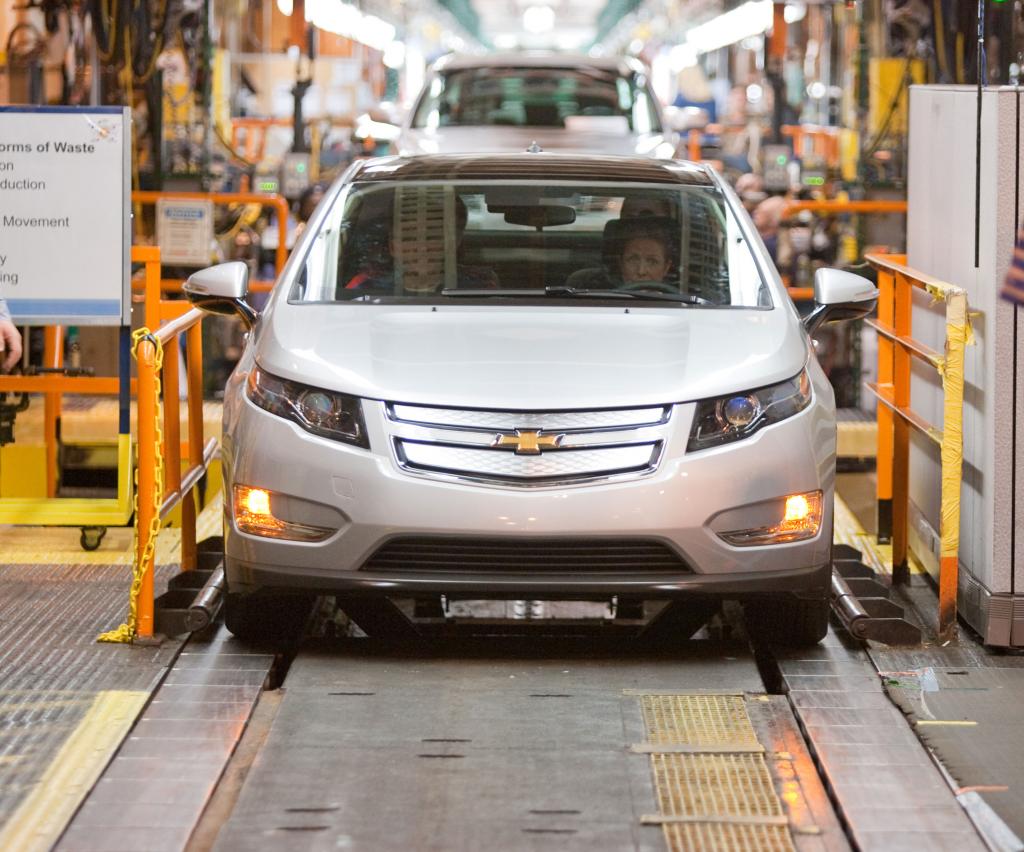 Erstes Vorserienmodell des Chevrolet Volt rollt vom Band