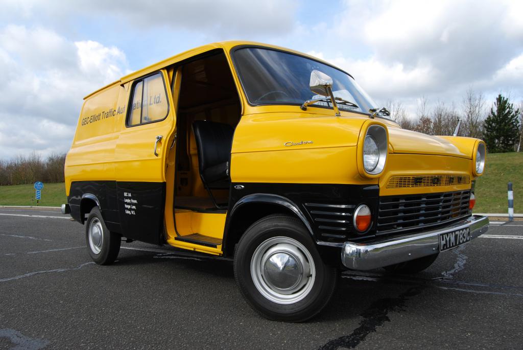 Ford Transit von 1965 und 2010.