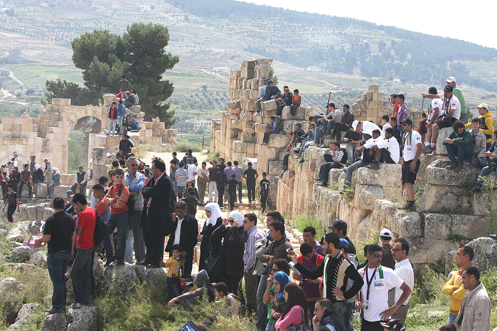 Fords Rallye-Abenteuer in Jordanien: Rallye-Publikum bei Jerash. 
