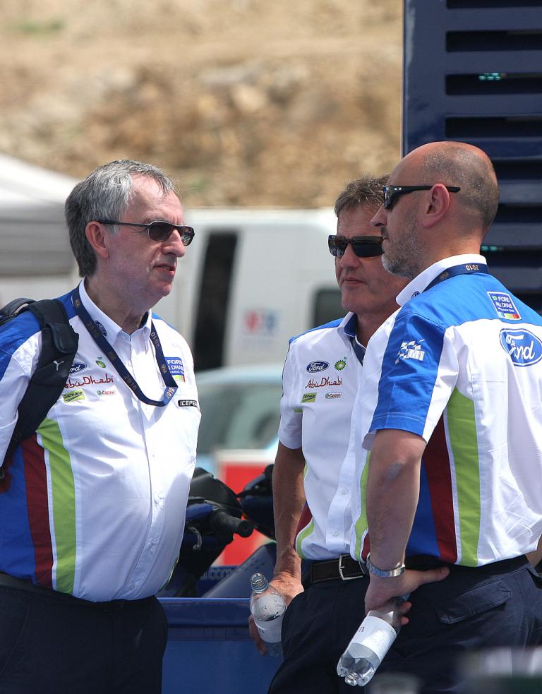 Fords Rallye-Abenteuer in Jordanien: Strategiegespräch von Fords Rallye-Führungscrew mit (von links) Ian Slater, Malcolm Wilson, Gerald Quinn.
