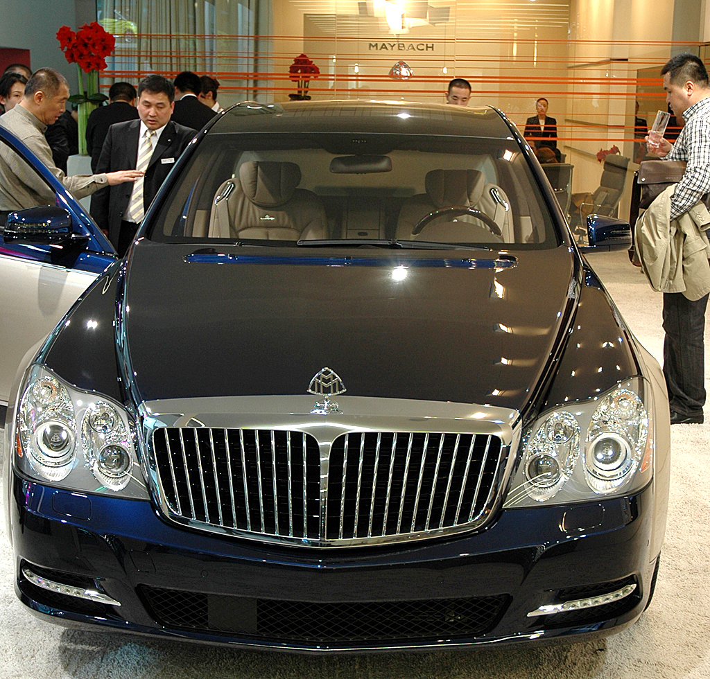 Frontansicht eines modellgepflegten Maybach bei der Autoschau in Peking. 