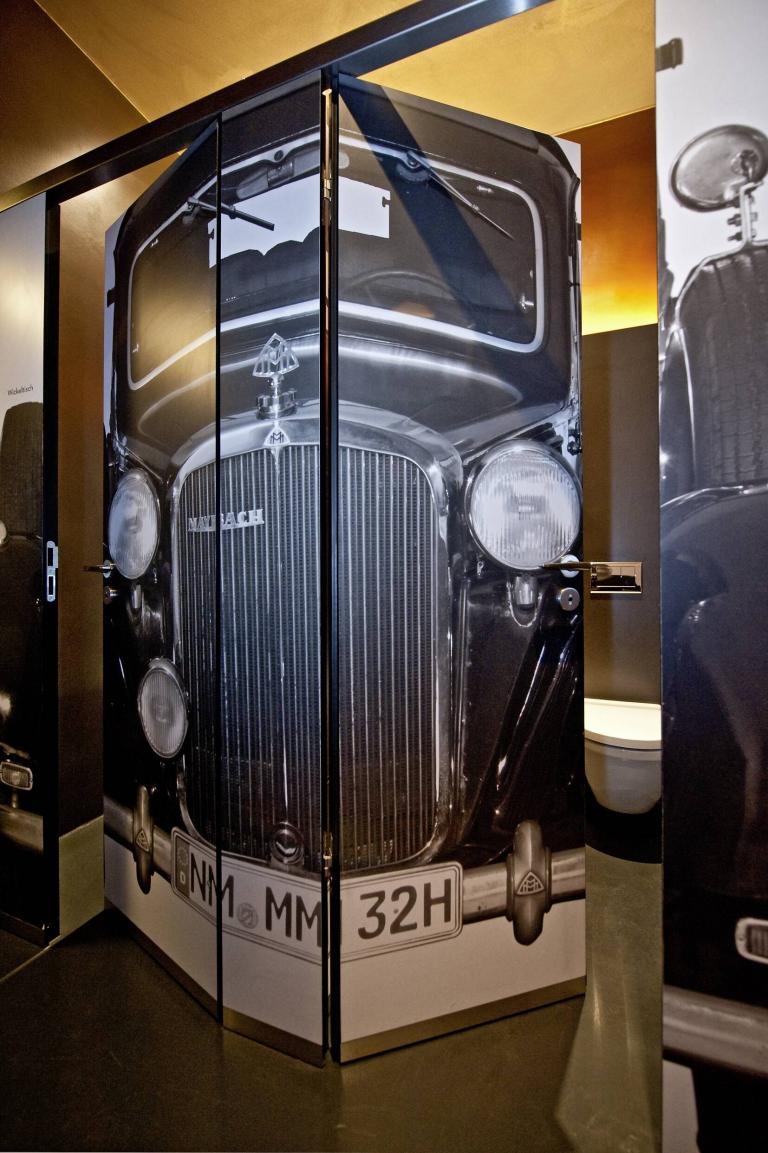 Großfotos mit Maybach-Kühlergrill auf Museum-WC-Kabinen.