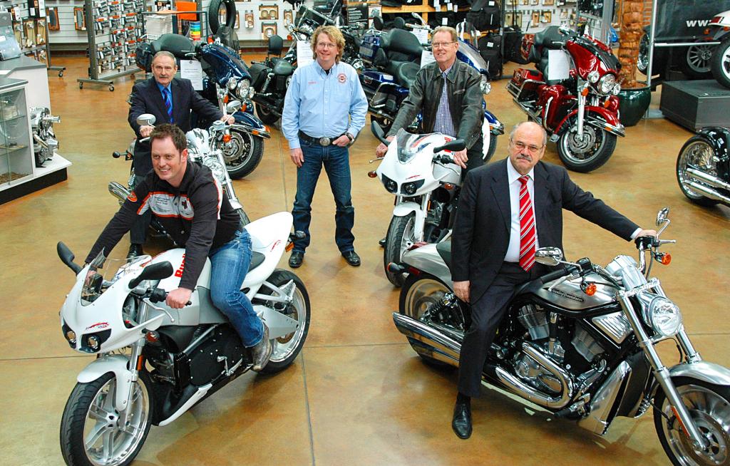 Harley-Davidson spendet Fachschule vier Motorräder