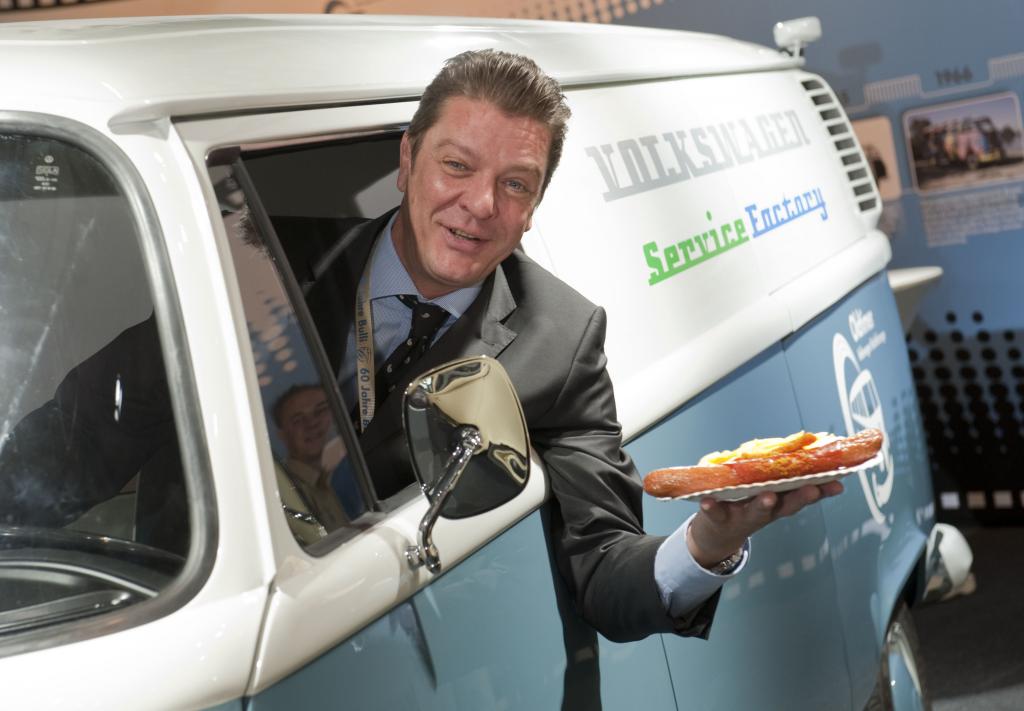 Horst Burghardt, Leiter der Wirtschaftsbetriebe von VW in Hannover und Ideengeber: Die Volkswagen-Currywurst gibt es jetzt auch am rollenden Bulli-Imbiss.