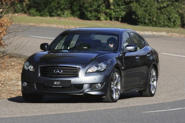 Infiniti plant Einstiegsmodell auf Basis der Mercedes A- und B-Klasse
