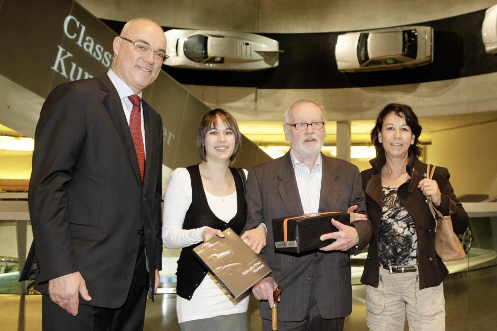 Knapp vier Jahre nach Eröffnung begrüßte Museumsleiter Michel Bock (links) heute Hubert Hermann als dreimillionsten Besucher. Er kam mit Tochter und Enkelin und an seinem 80. Geburtstag.