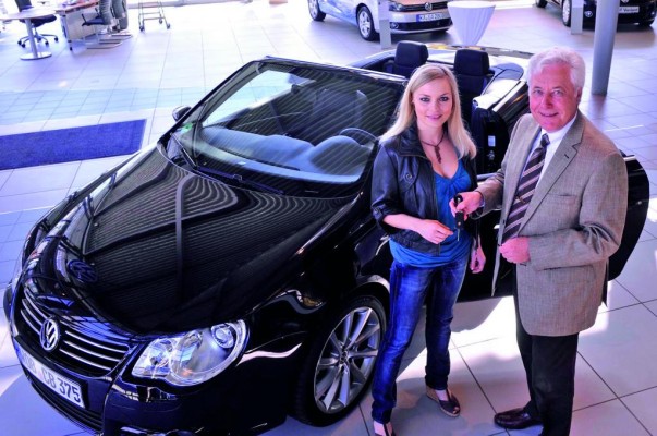Markenbotschafterin Regina Halmich fährt Volkswagen Eos