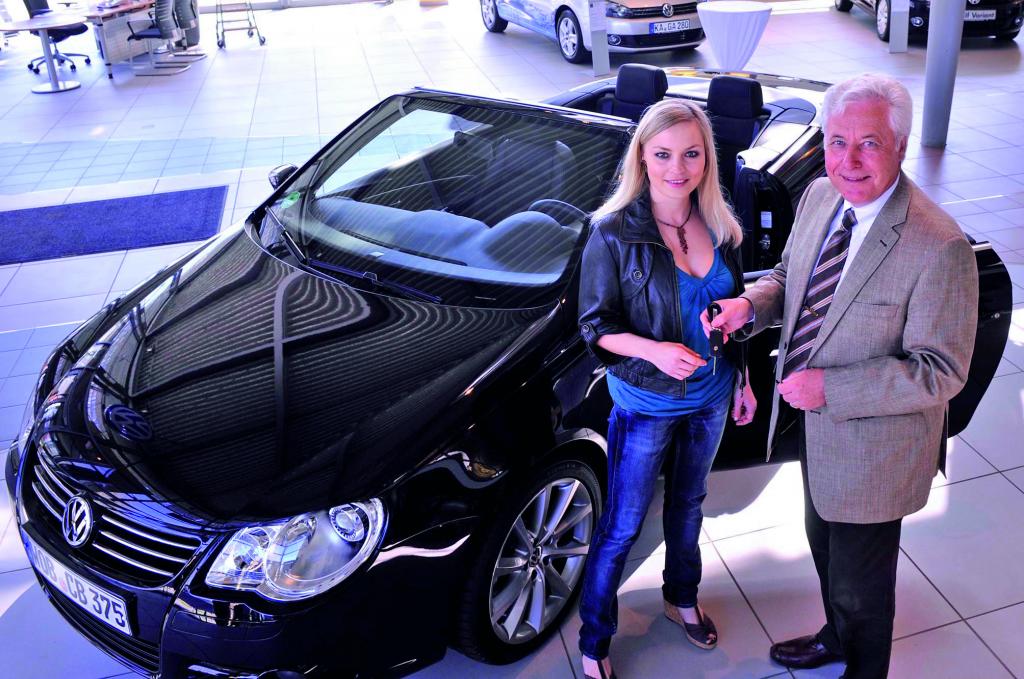 Markenbotschafterin Regina Halmich fährt Volkswagen Eos