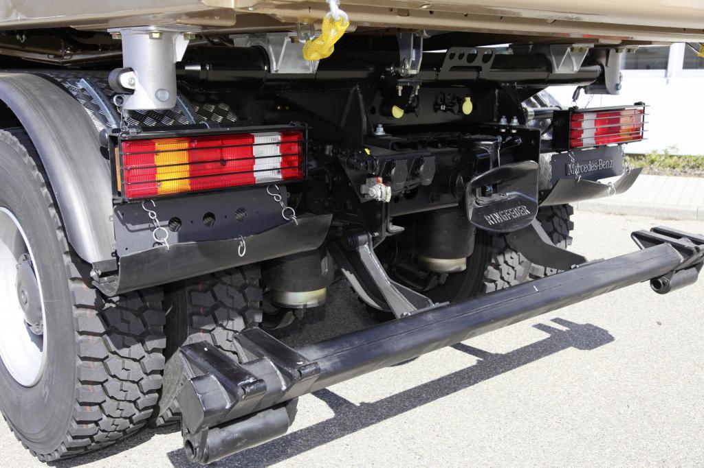 Mercedes-Benz Actros Bau mit Straßenfertigerpaket.