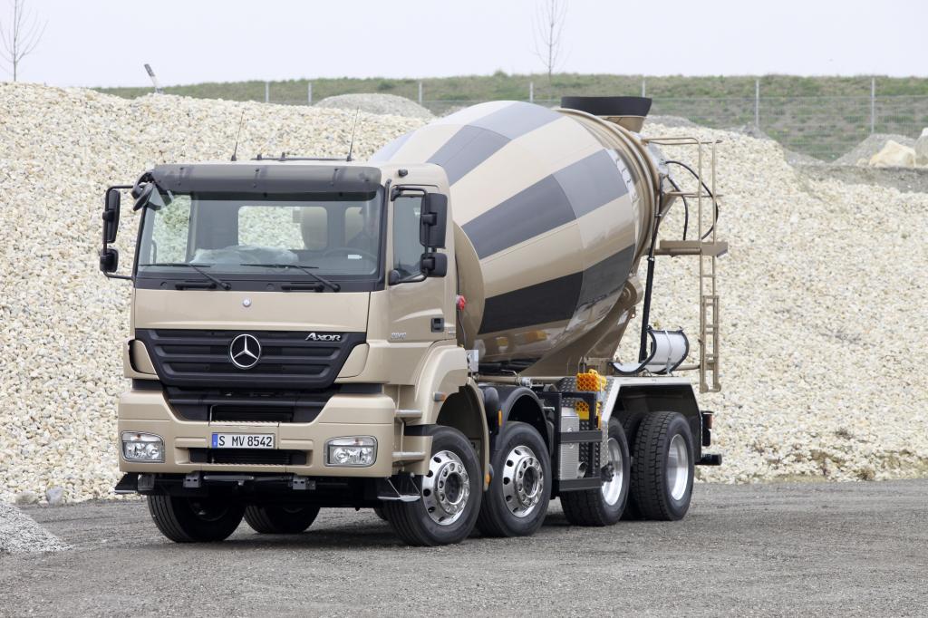 Mercedes-Benz Axor mit neuem gewichtsoptimierten Vierachs-Fahrgestell.