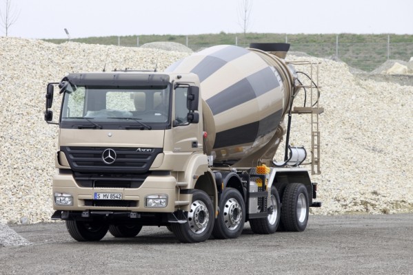 Mercedes-Benz zeigt auf der Bauma gewichtsoptimierten Vierachser