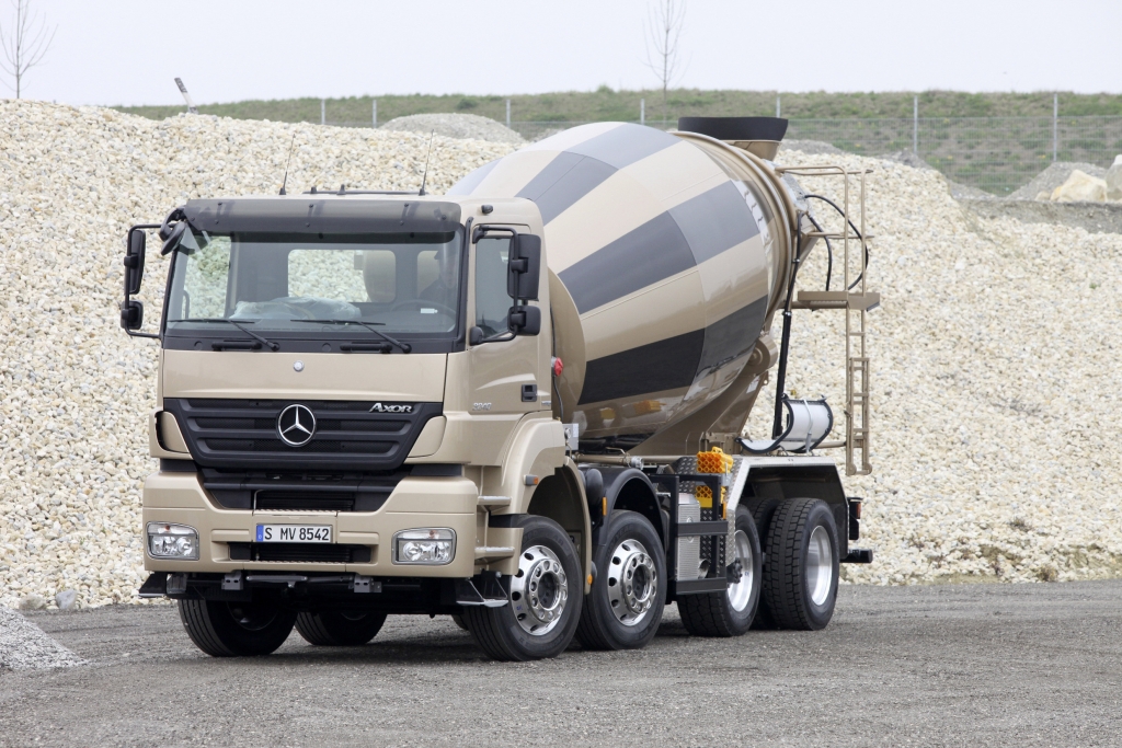 Mercedes-Benz zeigt auf der Bauma gewichtsoptimierten Vierachser