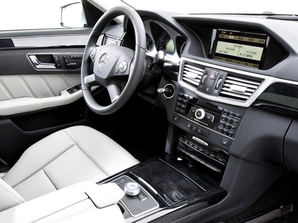 Mercedes E-Klasse lang: Blick ins Cockpit. 