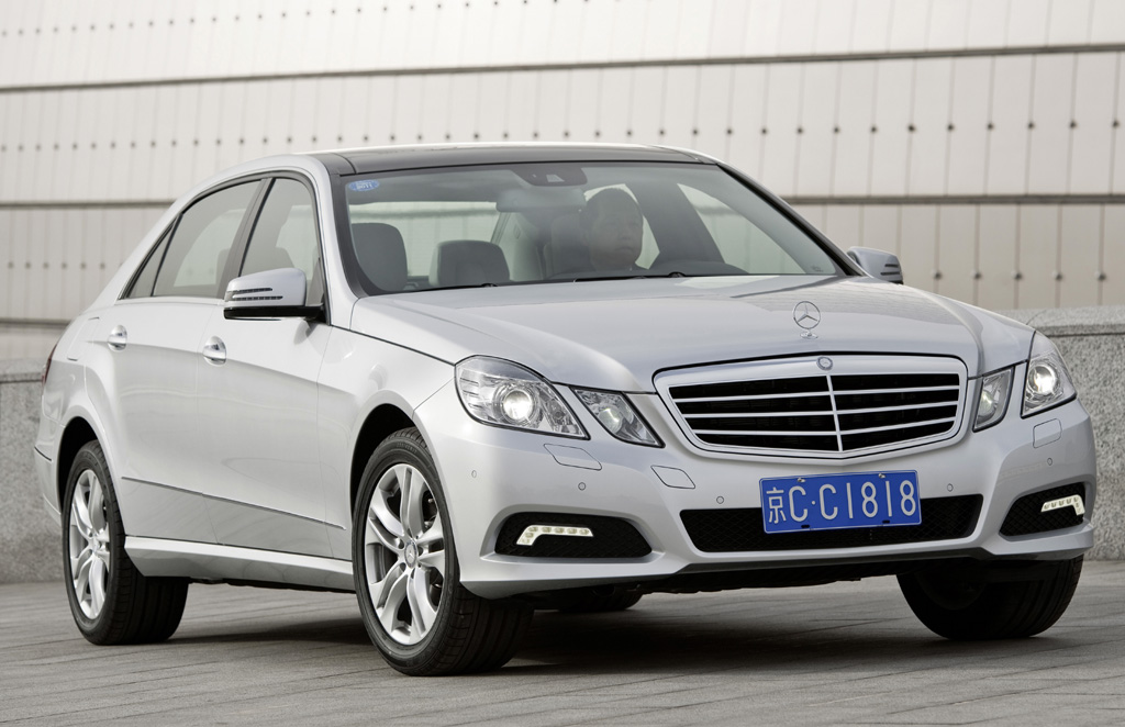 Mercedes E-Klasse lang: Front-/Seitenansicht.