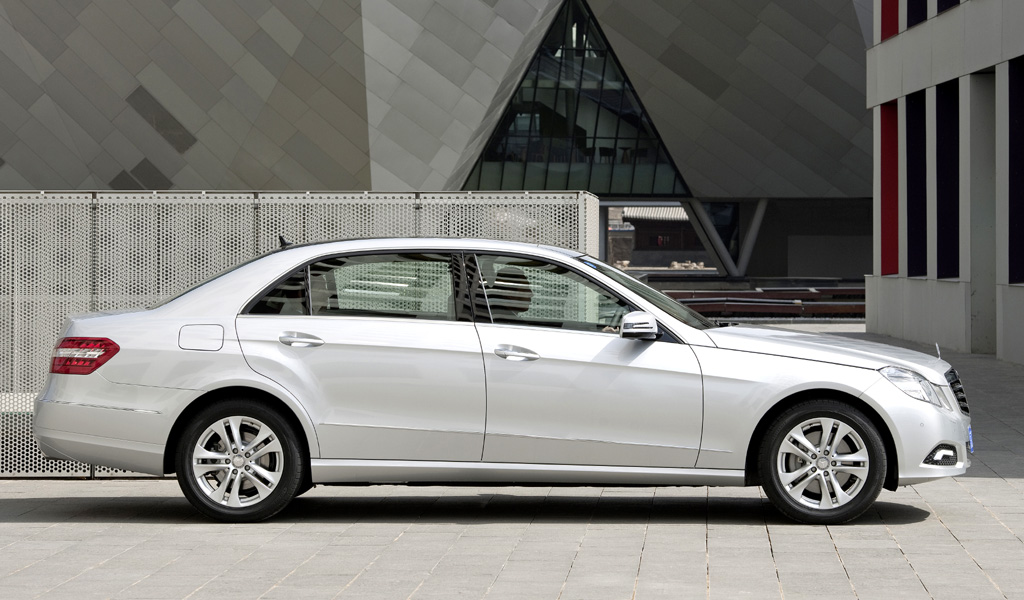 Mercedes E-Klasse lang: Seitenansicht. 