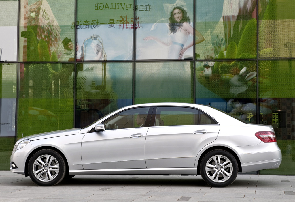 Mercedes E-Klasse lang: Seitenansicht. 