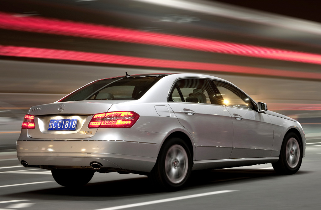 Mercedes E-Klasse lang: Von der Seite während der Fahrt. 