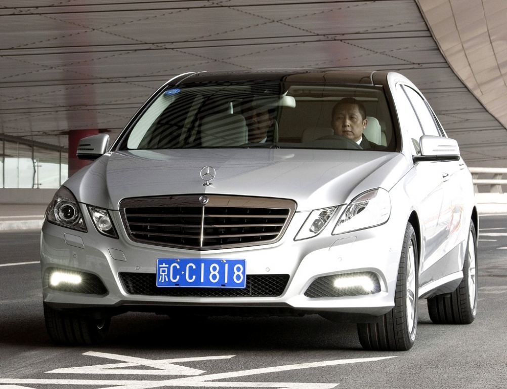 Mercedes E-Klasse lang: Von vorn während der Fahrt.