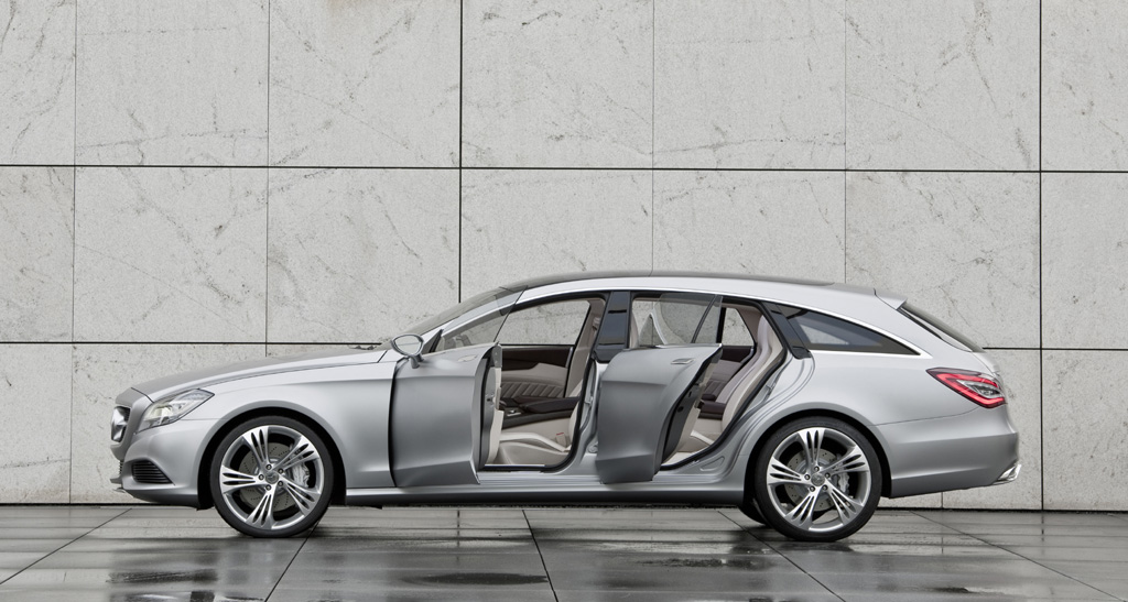Mercedes Shooting Brake: Seitenansicht bei geöffneten Türen.