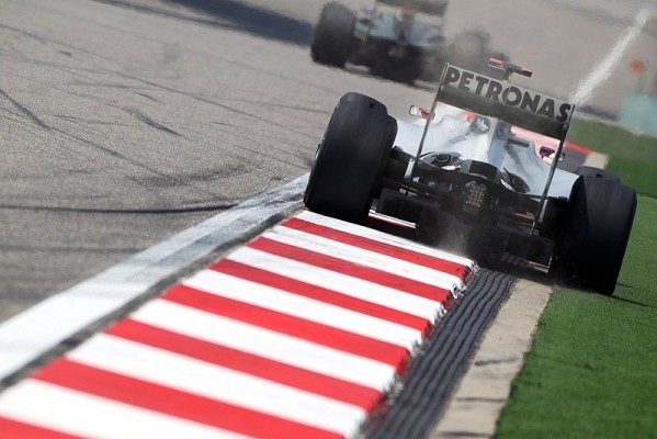 Mercedes mit weiterer Analyse des Heckfl&uuml;gels: Alonso stieg auf Siegmotor von Bahrain um