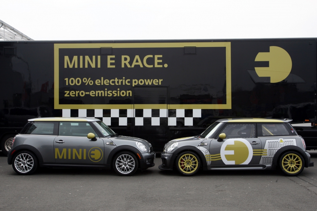 Mini E umrundet Nordschleife im Renntempo