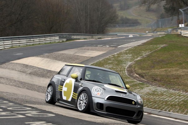 Mini E umrundet Nordschleife im Renntempo