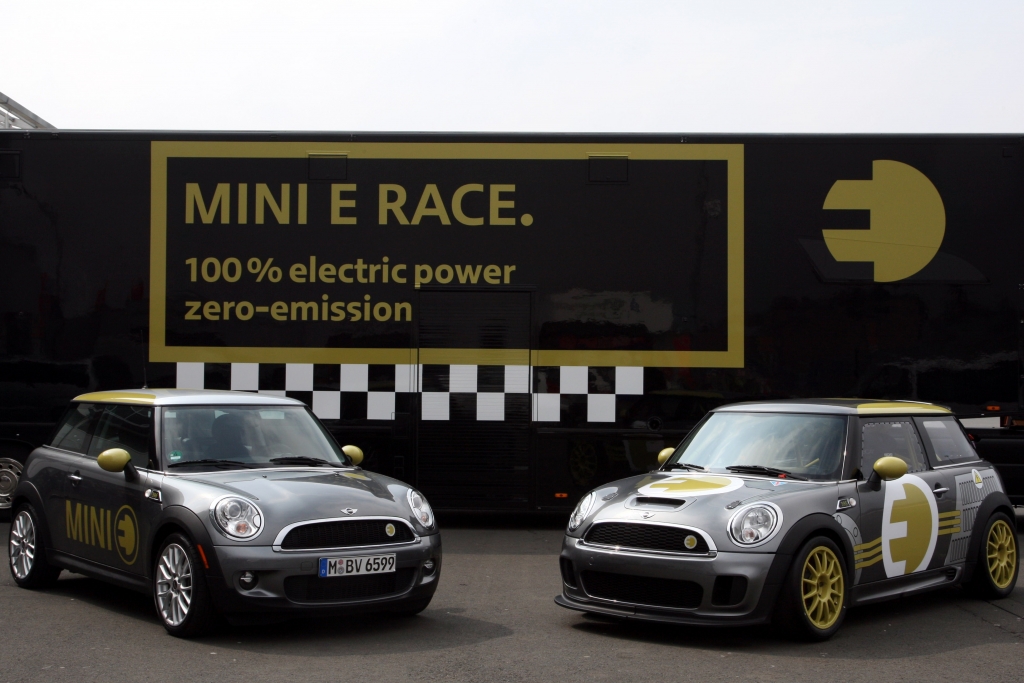 Mini E umrundet Nordschleife im Renntempo