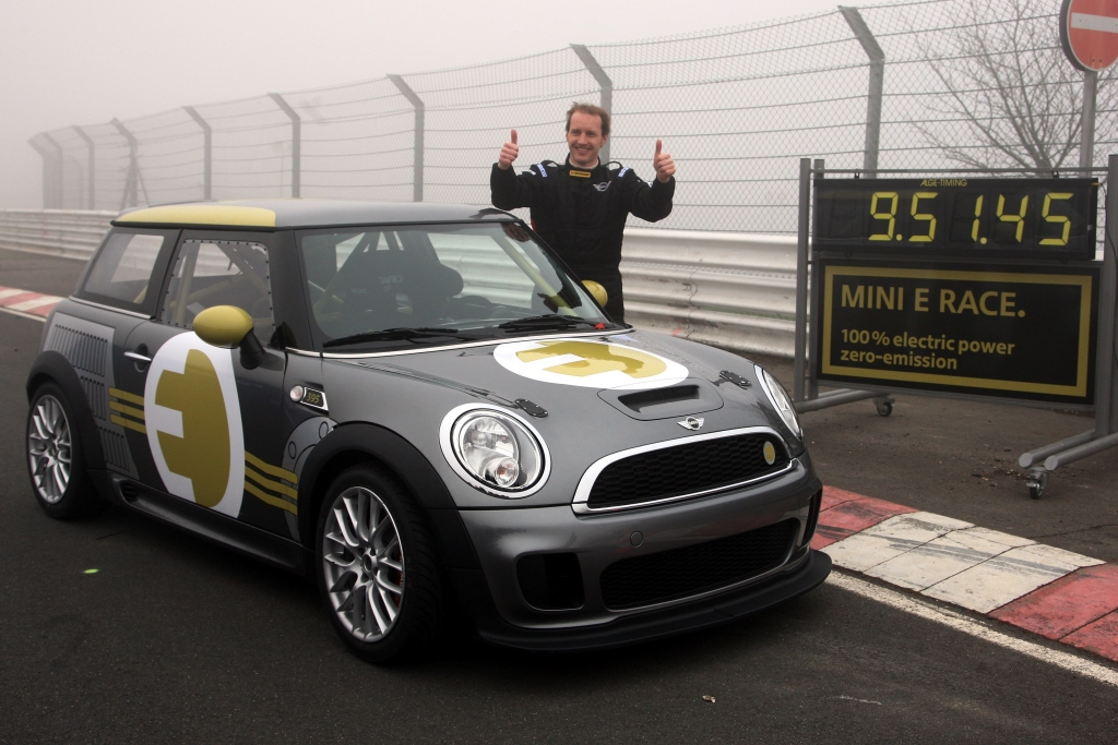 Mini E umrundet Nordschleife im Renntempo
