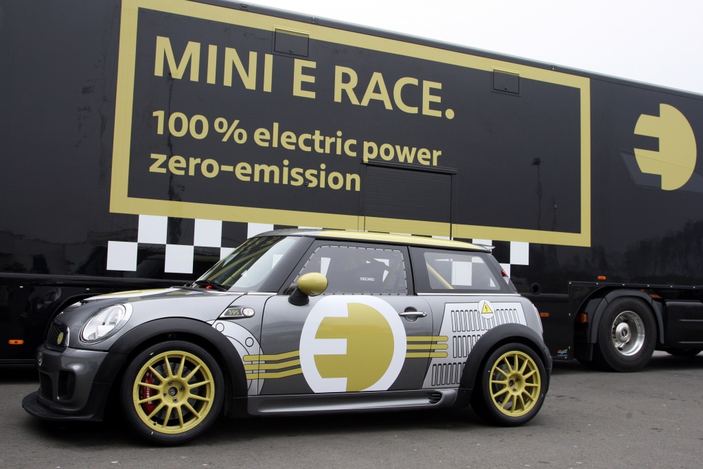 Mini E umrundet Nordschleife im Renntempo