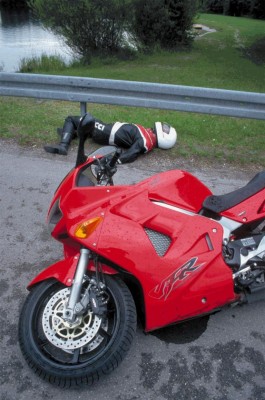 Motorradfahrer verschätzen sich beim Überholen