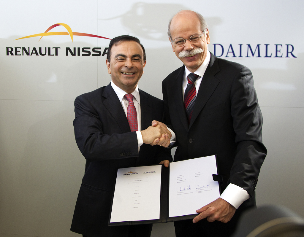 Nach der Unterzeichnung: Renault/Nissan-Chef Ghosn (links), Daimler/Mercedes-Boss Zetsche. Foto: Koch/Weyhenmeyer 