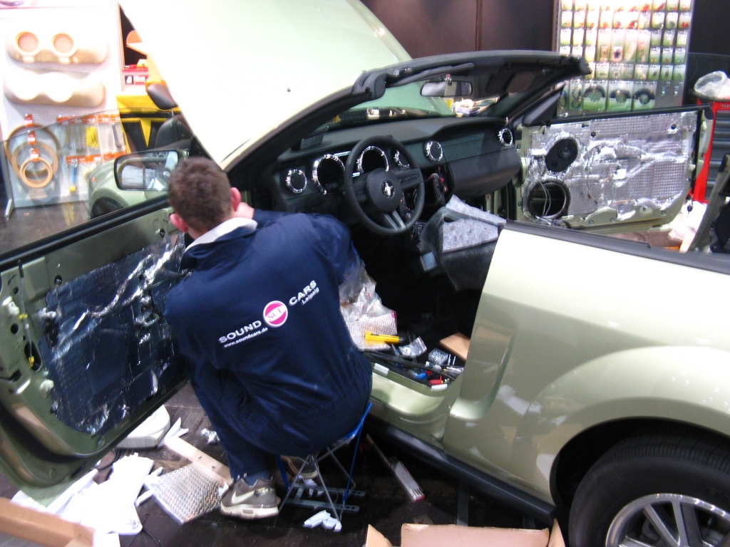 Neben der AMICOM-Bühne in Halle 5 baut die Leipziger Fachwerkstatt Sound Cars einen Mustang Stück für Stück in einen multimedialen Konzertsaal um
