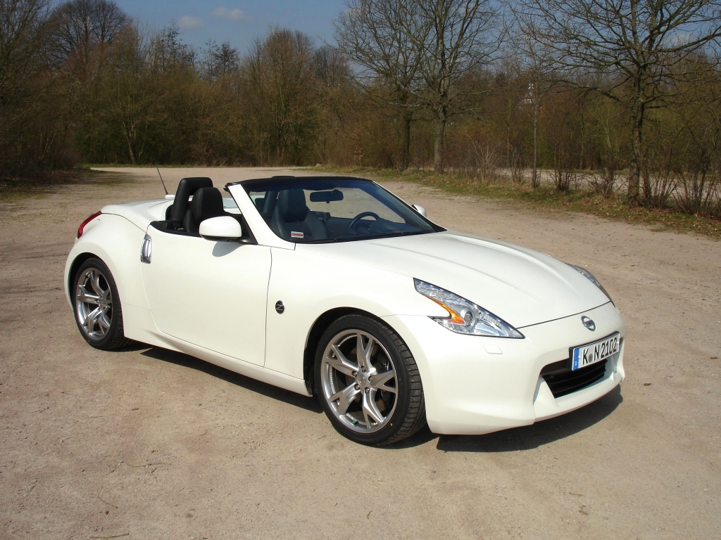 Nissans neuer Roadster 370Z ist binnen 20 Sekunden oben ohne. Einstiegspreis: 41.390 Euro.