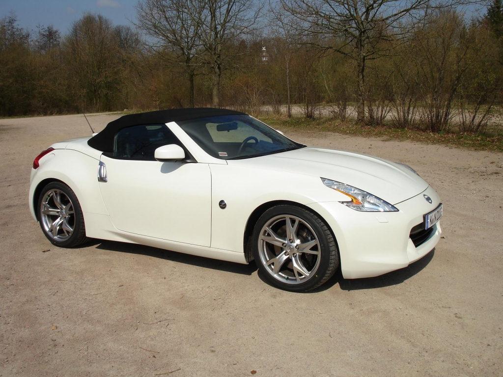 Nissans neuer Roadster heißt wenig klangvoll 370Z. Sein Vorgänger war 97 Kilogramm schwerer, und jetzt leistet der 3,7-Liter-V6 des Neuen mit 241kW/328 PS auch noch 15 PS mehr als der bisherige Roadster 350Z. Einstiegspreis: 41.390 Euro.