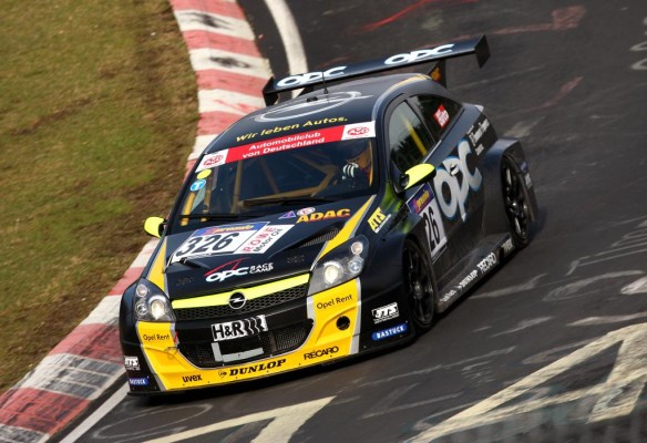 Opel Astra OPC tritt auf dem Nürburgring mit über 320 PS an