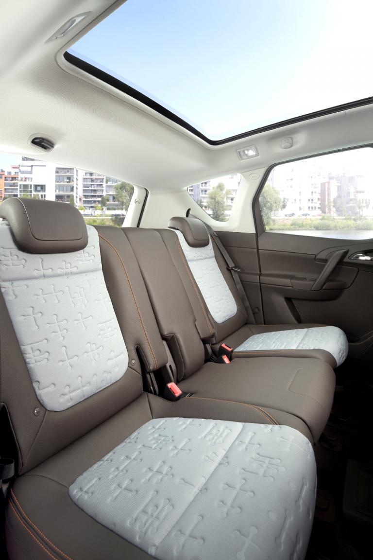 Opel Meriva: Blick in den Fond unter der Panorama-Scheibe. 